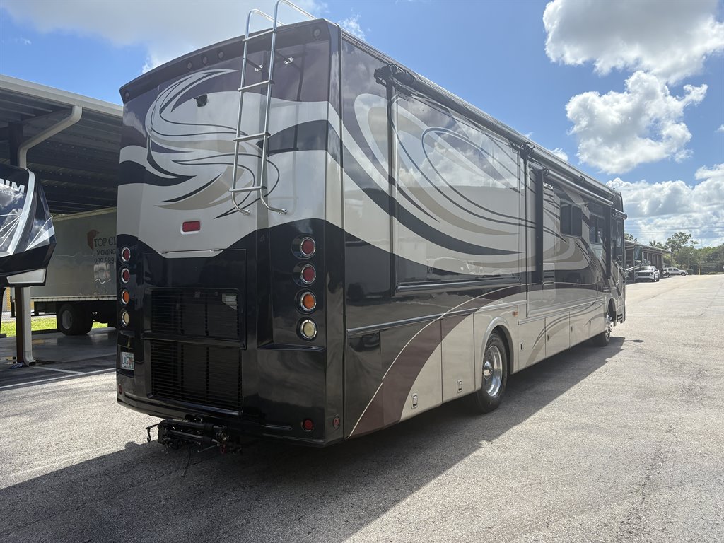 2011 Freightliner Xc Raised Rail Rear Engine Motor Home Chassis - $89,000